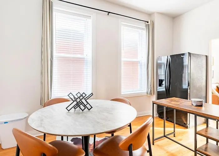 Cozy 2 Bedroom 1 Ba Flat Just 10 Mins From Downtown Chicago