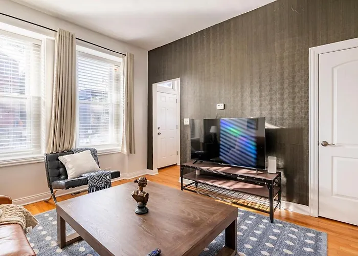 Cozy 2 Bedroom 1 Ba Flat Just 10 Mins From Downtown * Chicago